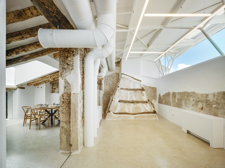 Винодельня Винья Елена / Santa-Cruz Arquitectura - Фотография интерьера, лестница, стул, балка, колонна