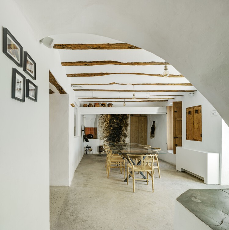 Винодельня Винья Елена / Santa-Cruz Arquitectura - Фотография интерьера, стол, стул, окна, балка