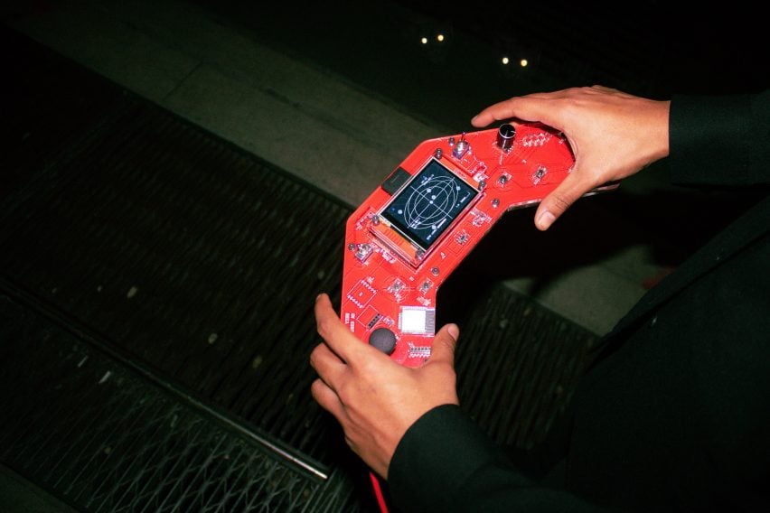 Красное ручное устройство, похожее на Gameboy