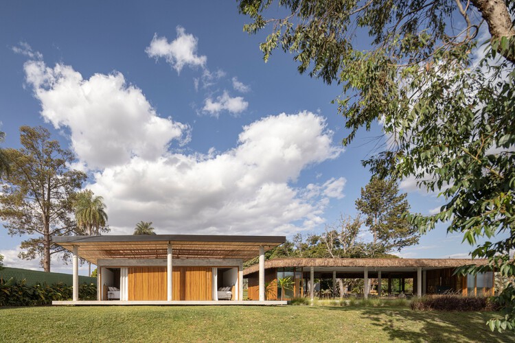 Project Three 6 2 / Debaixo do Bloco Arquitetura - Фотография экстерьера, окна, фасад