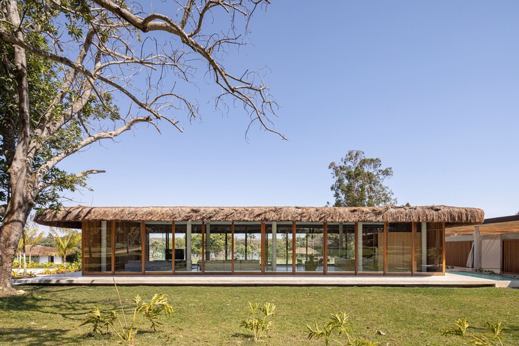 Project Three 6 2 / Debaixo do Bloco Arquitetura - Фотография экстерьера, окна, сад