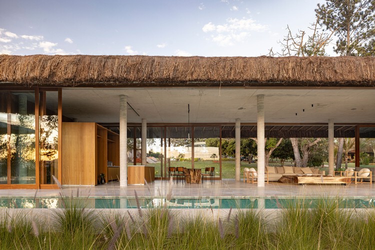 Project Three 6 2 / Debaixo do Bloco Arquitetura - Фотография экстерьера, стул, фасад, окна