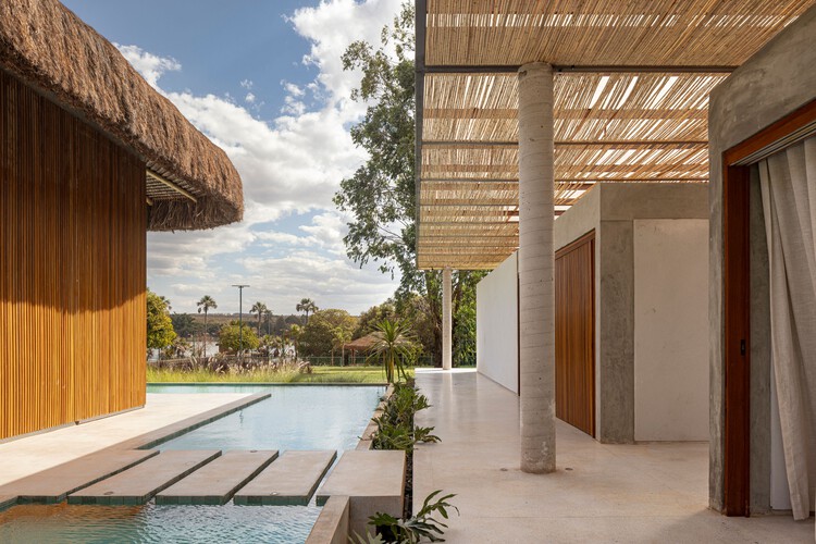 Project Three 6 2 / Debaixo do Bloco Arquitetura - Фотография экстерьера, фасад, балка