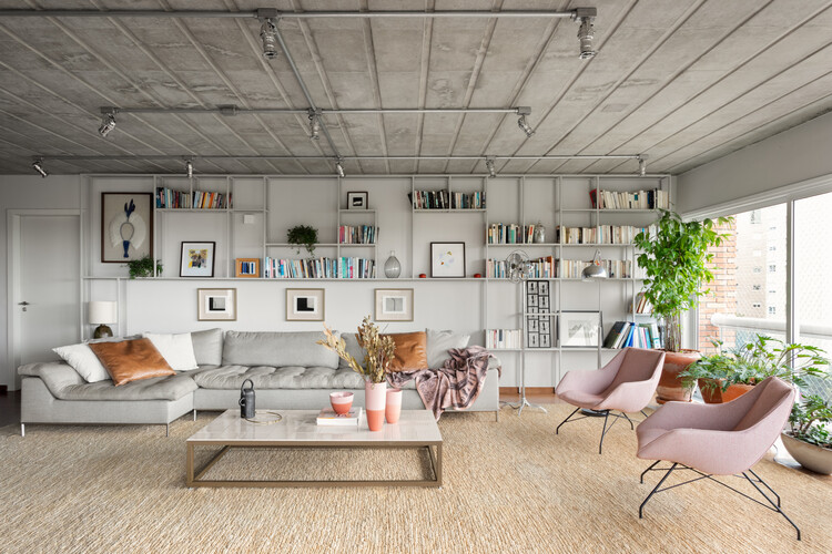 Apartamento Rodésia / Memola Estudio + Vitor Penha - Фотография интерьера, гостиная, диван, стеллаж, стол, стул, окна