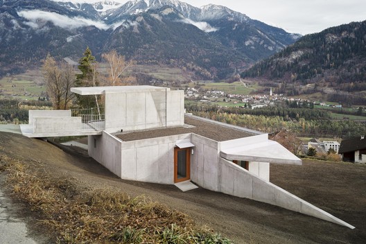 Casa em Tusis / Архитекторы Анжелы Дойбер.  Фотография: © Schaub Stierli Fotografie