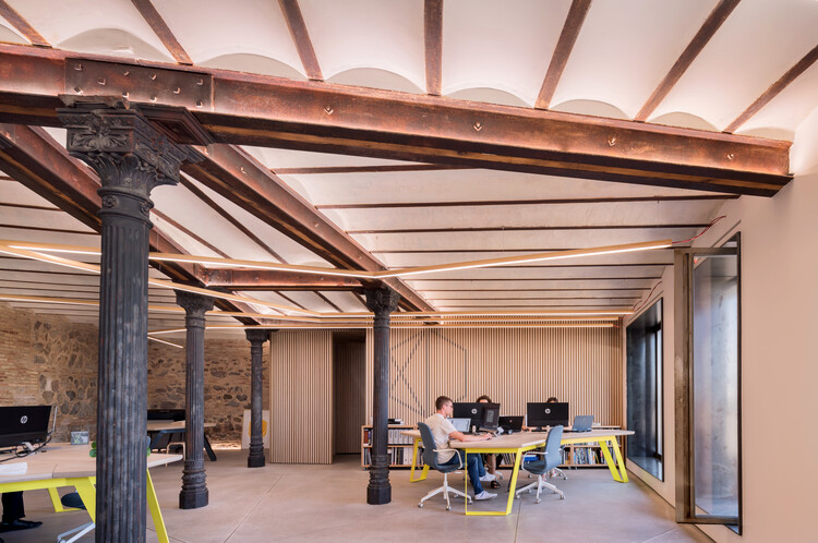 Архитектурная студия / Vértice Arquitectura - Фотография интерьера, стол, балка, стул, окна