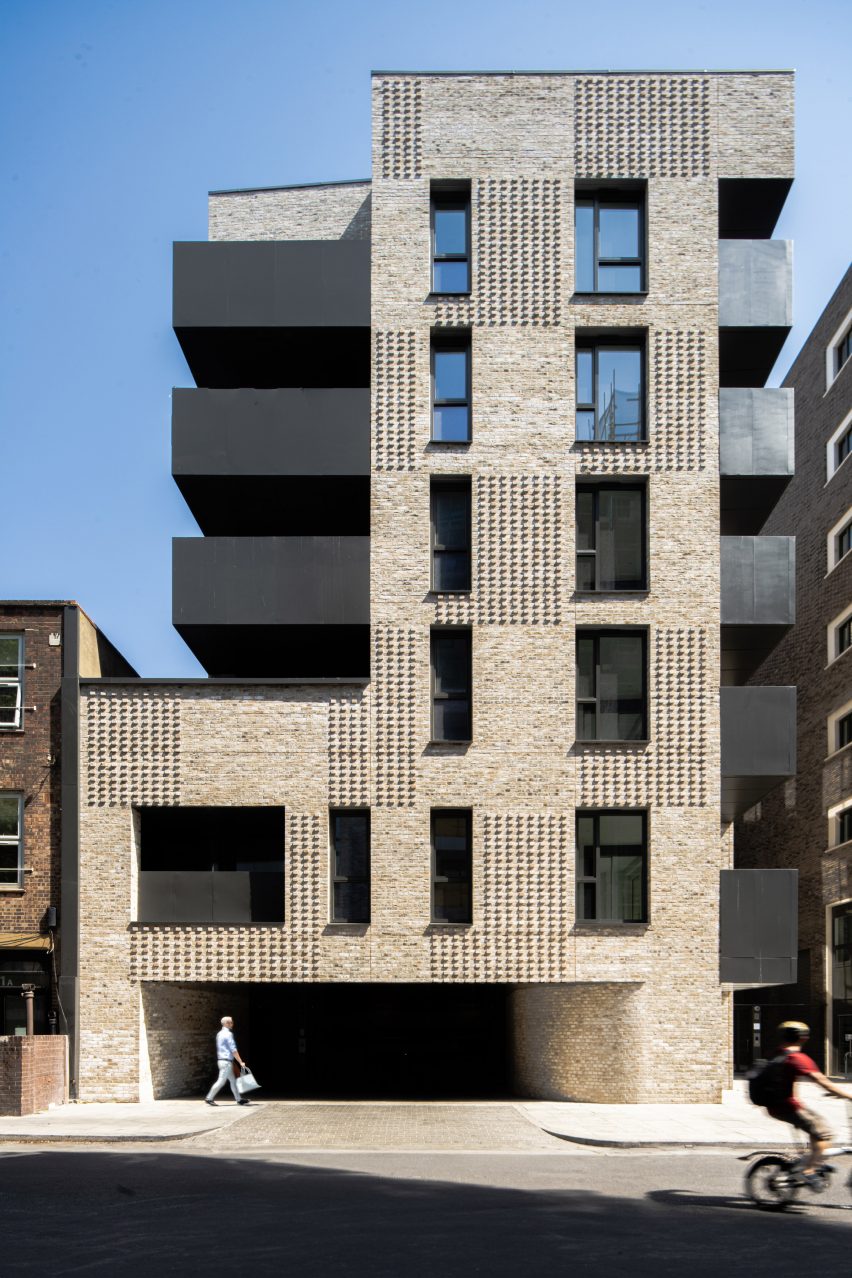 Кирпичный жилой дом и художественное здание от Coffey Architects