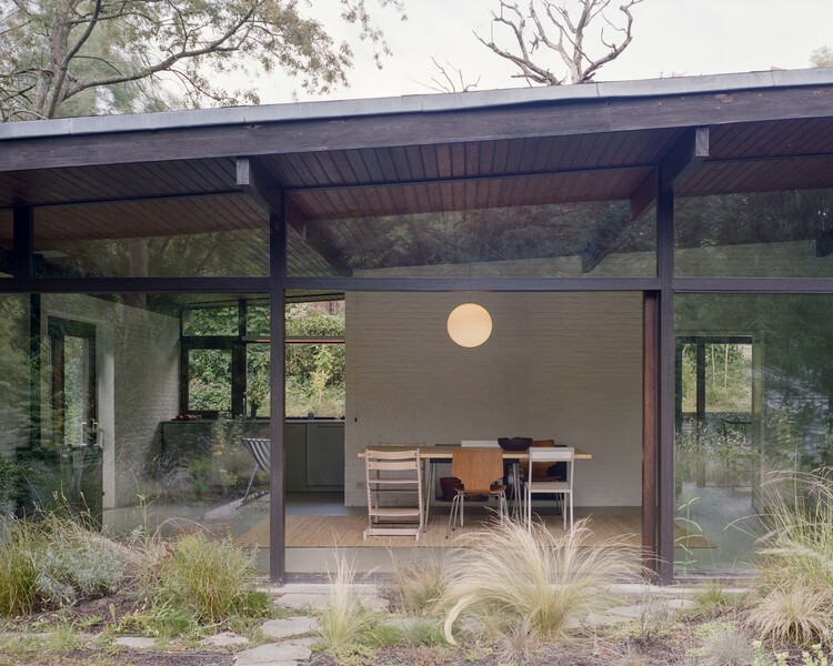 Kelleveld House / MAMOUT + Stephanie Willocx - Фотография экстерьера, Стол, Стул, Дверь, Окна, Балка, Патио