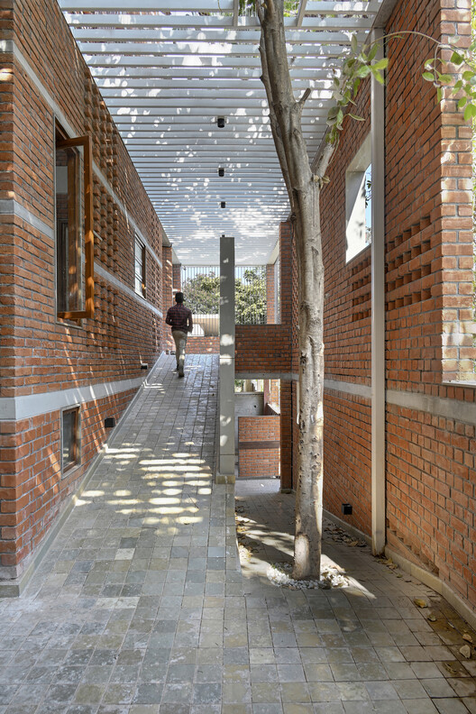 Дом-лабиринт / MISA ARCHITECTS - Фотография интерьера, кирпич, фасад, окна