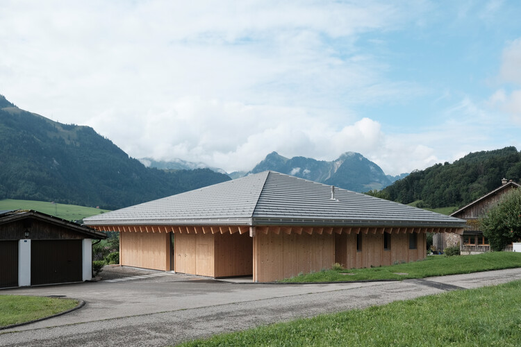 Дом с пирамидальной крышей / Charly Jolliet Architecte — Экстерьерная фотография