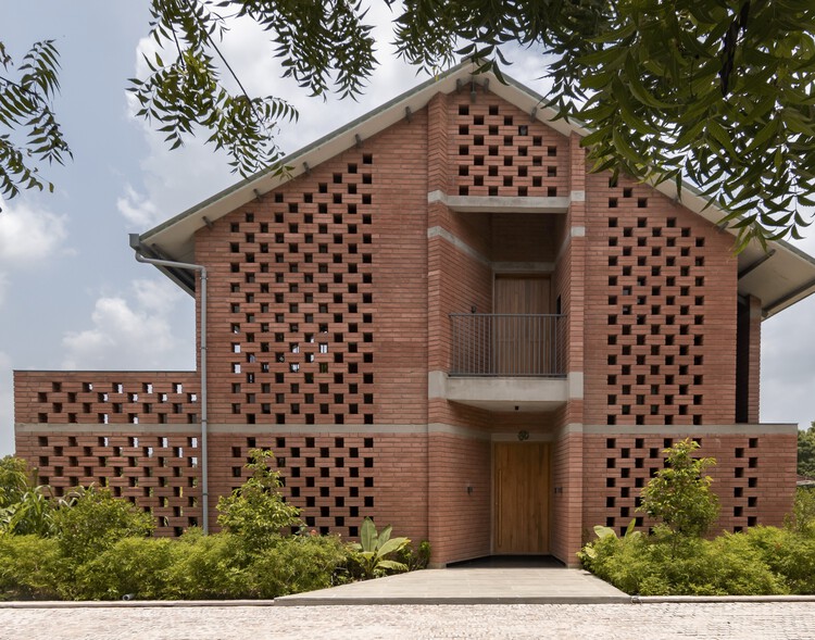 Фермерский дом Джалманжар / Соедините руки - BioArchitects - Фотография экстерьера, кирпич, фасад