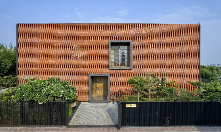 Ishtika House / SPASM Design Architects - Фасадная фотография, Окна, Кирпич, Фасад