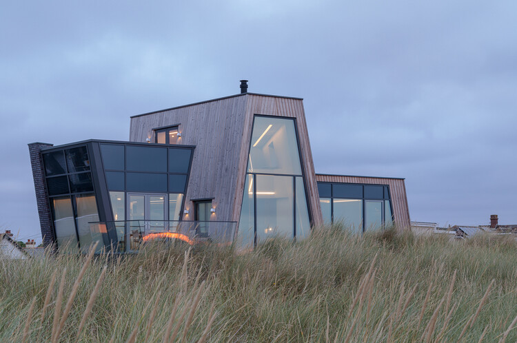 Каменный дом / CZWG Architects — фотография экстерьера, окна, фасад