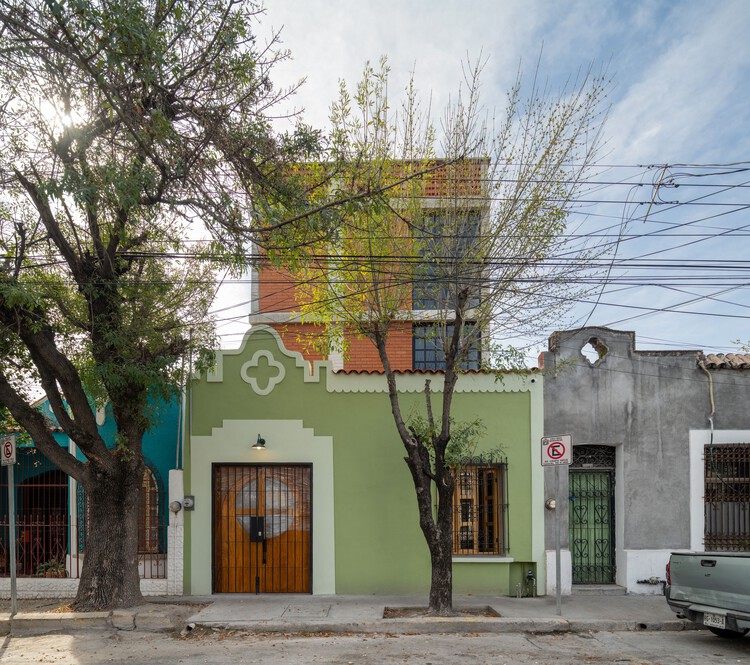 La Luz 1126 Многоквартирный дом / Edith Architecture + Leon Staines - Фотография экстерьера, фасад, окна