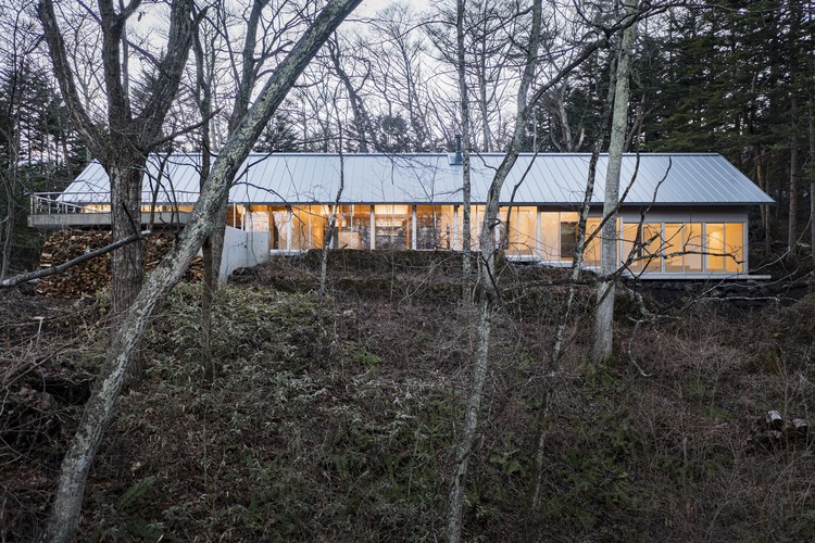 Места на вилле Каруизава / бюро Takahiro Endo Architects — фотография экстерьера, окна, лес