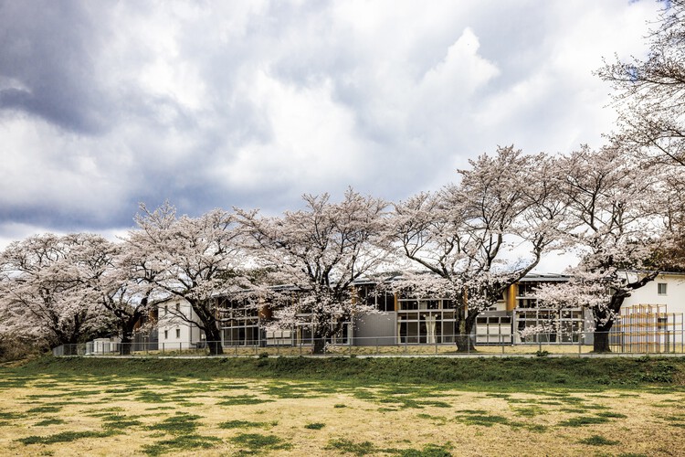 Начальная и неполная средняя школа Hitachi City Nakazato / MIKAMI Architects — фотография экстерьера, окна