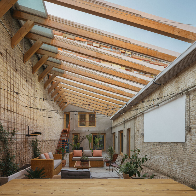 Oasi House / MARBÄ Artquitectura + Diseño iluminación Cálida Lighting - Фотография экстерьера, Окна, Балка