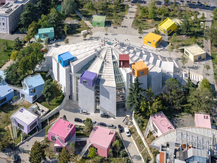 Пирамида Тираны / MVRDV - фотография экстерьера, городской пейзаж, окна