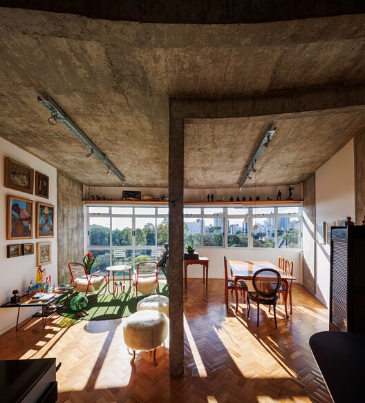 Ремонт квартиры в доме Пилар / Jô Vasconcellos Arquitetos Associados - Фотография интерьера, Стол, Окна, Стул, Балка