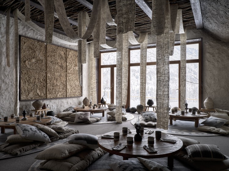 Ресторан «Ауыл» / Мастерская New Алматы Architects + DUNIE - Фотография интерьера, гостиная, окна, балка