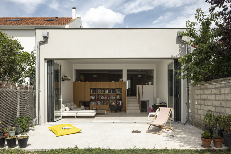Внутри внешней комнаты / l'atelier Nomadic Architecture Studio - Экстерьерная фотография, фасад, патио, двор