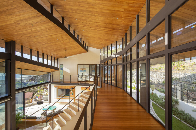 Wave House / LSD Architects — Фотография интерьера, окна, балки