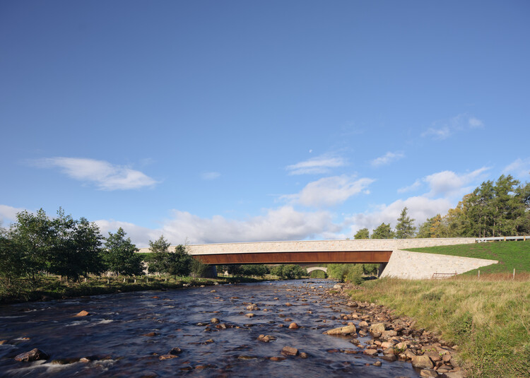   Мост Gairnshiel Jubilee Bridge / Moxon Architects — фотография экстерьера, набережная, лес