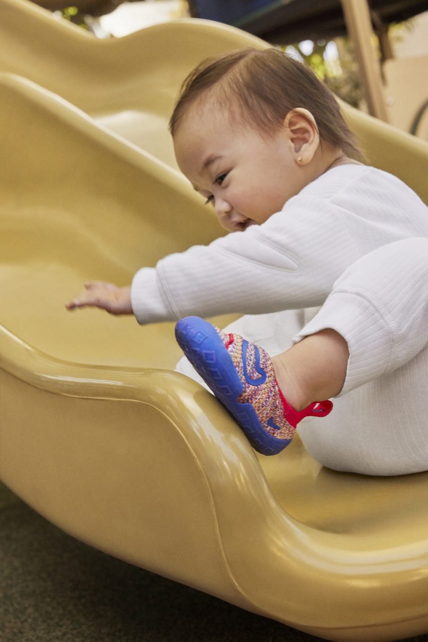 Ребенок в Nike Swoosh 1
