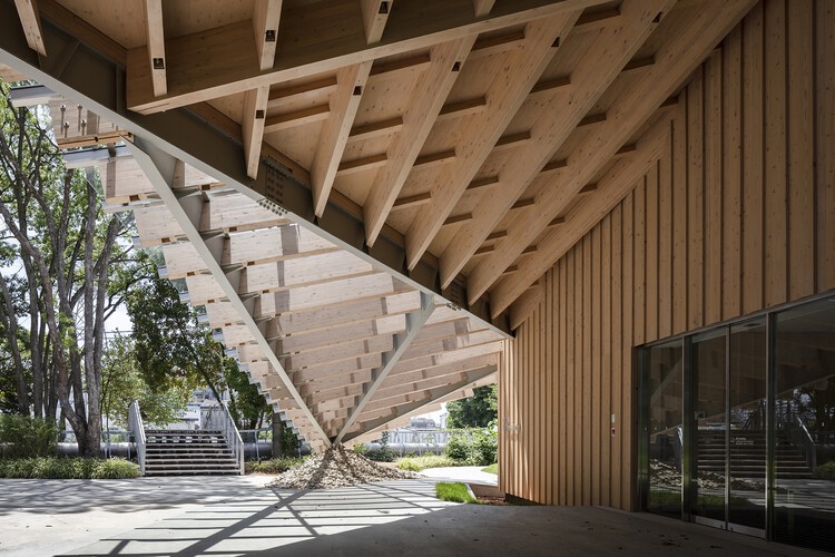 Оздоровительный центр KANEKA / Kengo Kuma & Associates + TAISEI DESIGN Planners Architects & Engineers - Фотография интерьера, балка