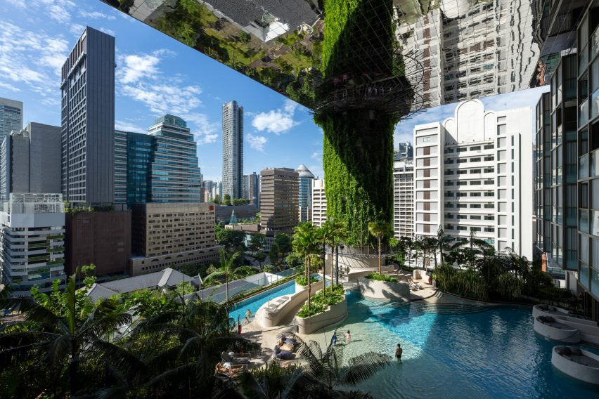 Терраса над бассейном в отеле Pan Pacific Orchard от WOHA