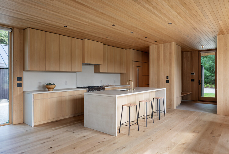 Field House / Birdseye - Фотография интерьера, кухня, стол, стул, балка, окна, столешница