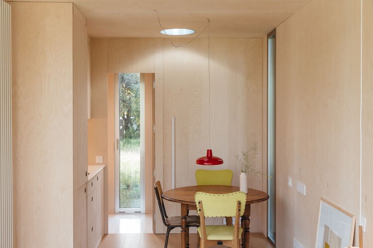 Tini S Cabin / tini - Фотография интерьера, Столовая, Стол, Стул, Дверь