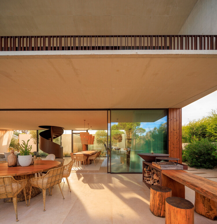 Comporta 107 House / dEMM Arquitectura - Фотография интерьера, Столовая, Стол, Стул, Балка, Терраса, Патио, Двор