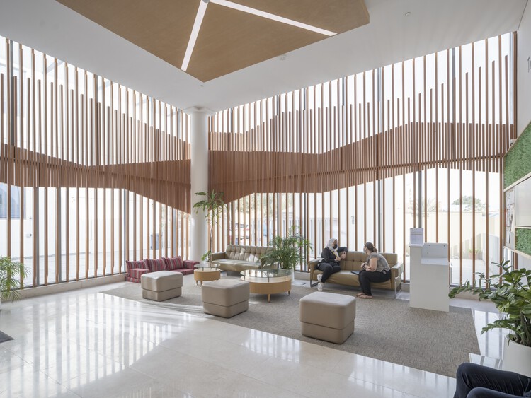 South View School / R+D Studio — Фотография интерьера, гостиная, балка, окна