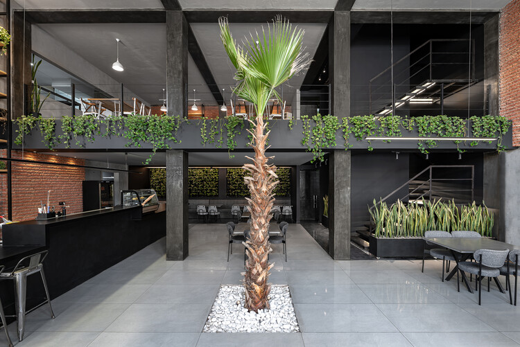 Tetra Food Hall / Студия дизайна OJAN - Фотография интерьера, стол
