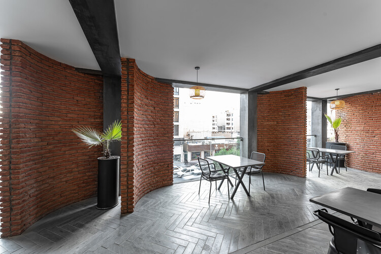 Tetra Food Hall / Студия дизайна OJAN - Фотография интерьера, стол, стул, кирпич