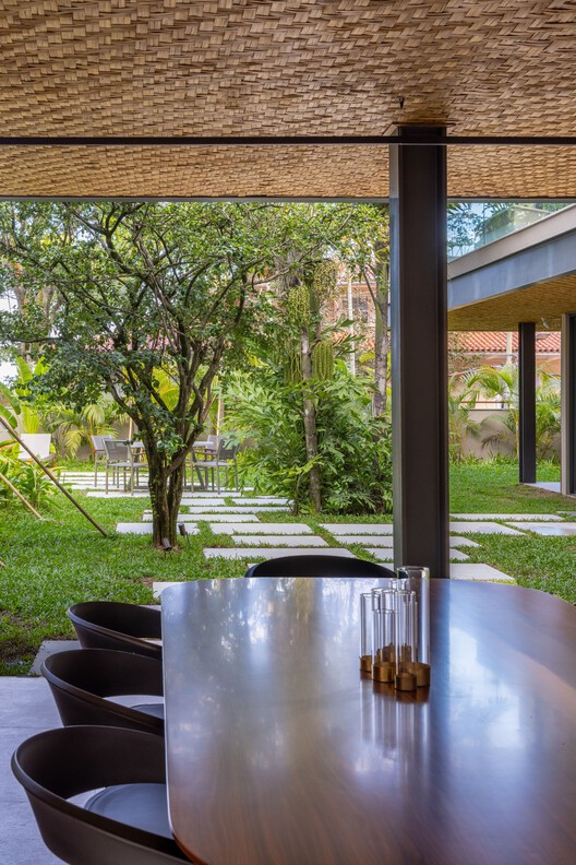 House IS 100 / Sergio Conde Caldas Arquitetura + Miguel Pinto Guimarães Arquitetos Associados - Фотография интерьера, стол