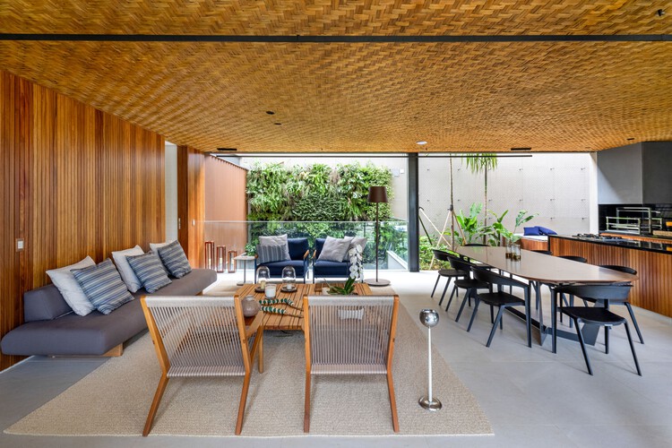 House IS 100 / Sergio Conde Caldas Arquitetura + Miguel Pinto Guimarães Arquitetos Associados - Фотография интерьера, стол, стул, патио