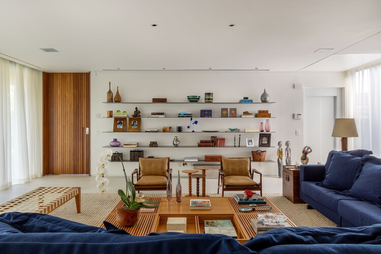 Дом IS 100 / Sergio Conde Caldas Arquitetura + Miguel Pinto Guimarães Arquitetos Associados - Фотография интерьера, гостиная, стол, диван
