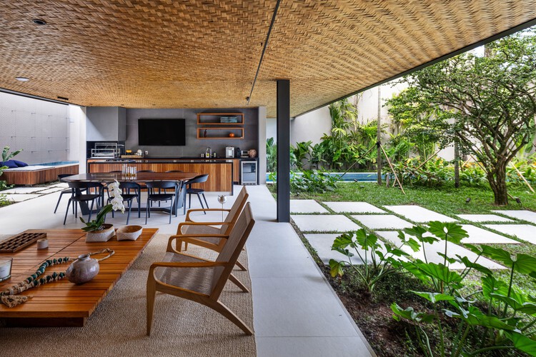 House IS 100 / Sergio Conde Caldas Arquitetura + Miguel Pinto Guimarães Arquitetos Associados - Фотография интерьера, стол, стул