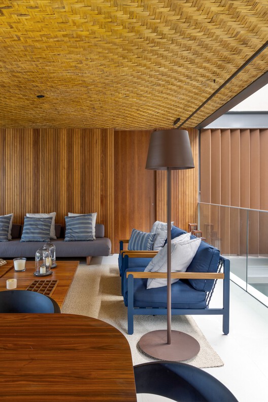 House IS 100 / Sergio Conde Caldas Arquitetura + Miguel Pinto Guimarães Arquitetos Associados - Фотография интерьера, стол, стул
