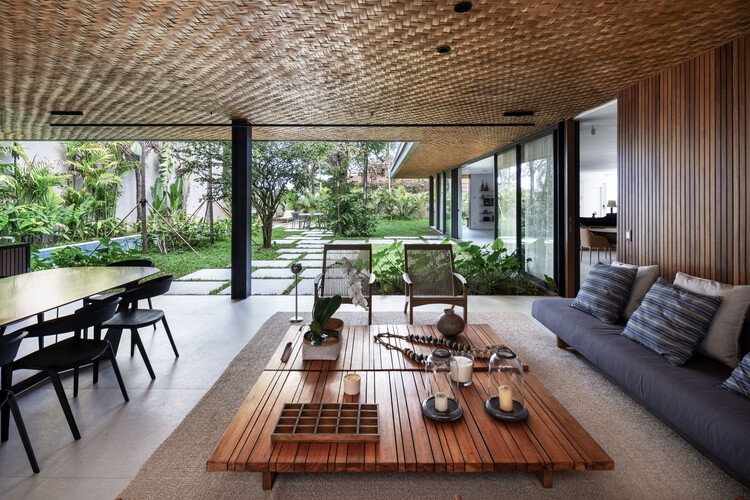 Дом IS 100 / Sergio Conde Caldas Arquitetura + Miguel Pinto Guimarães Arquitetos Associados - Фотография интерьера, гостиная, стол, диван, стул, окна