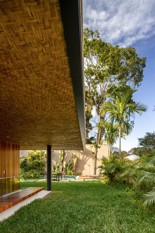Дом IS 100 / Sergio Conde Caldas Arquitetura + Miguel Pinto Guimarães Arquitetos Associados - Фотография экстерьера, сад