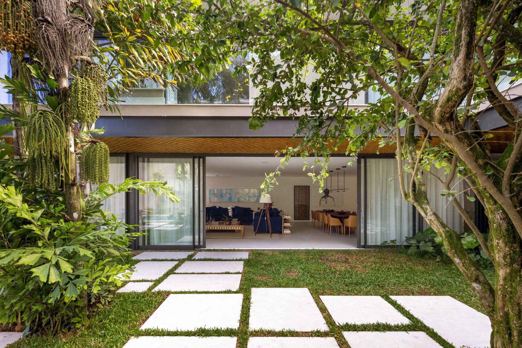 Дом IS 100 / Sergio Conde Caldas Arquitetura + Miguel Pinto Guimarães Arquitetos Associados