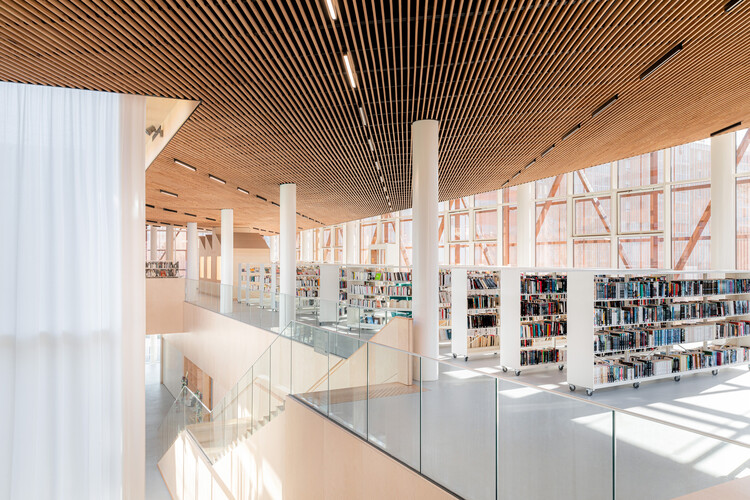 Медиатека Сент-Женевьев-де-Буа / Archi5 + Архитектура Calmm - Фотография интерьера, окна, стул