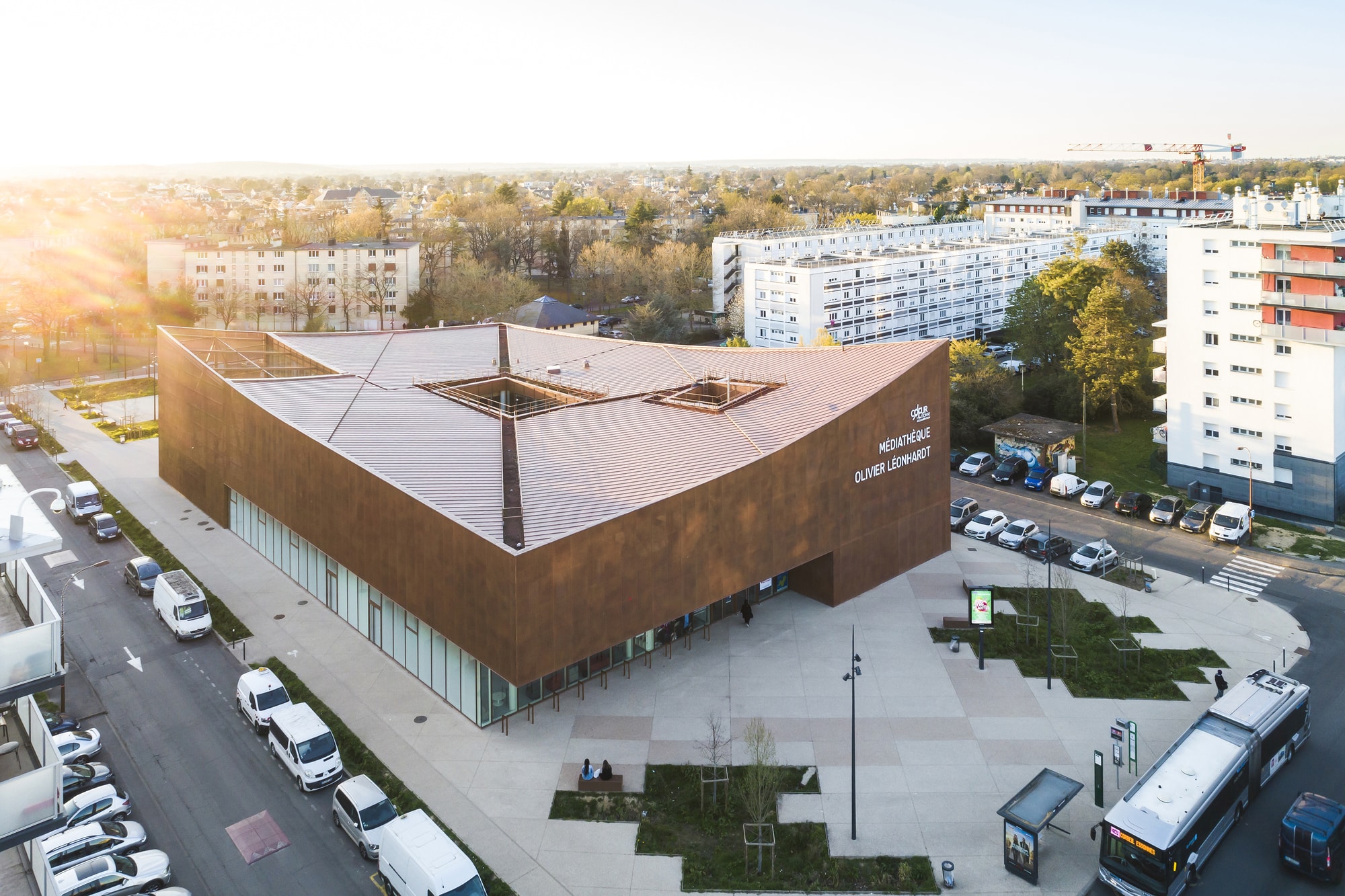Медиатека Сент-Женевьев-де-Буа / Archi5 + Архитектура Calmm