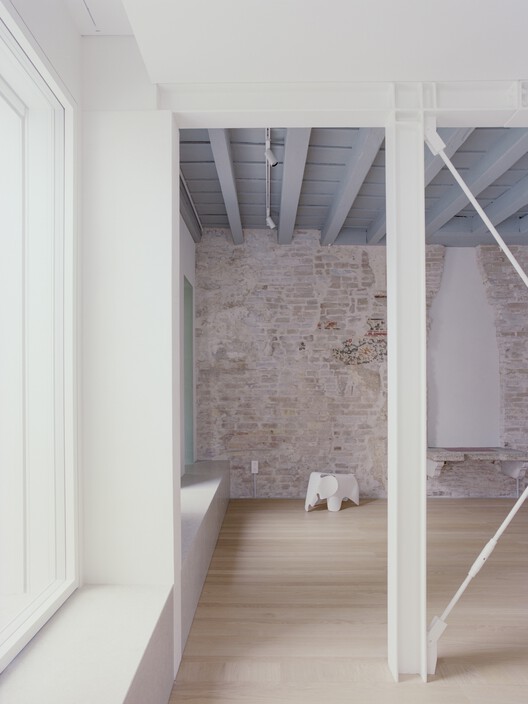 Casa ST / vianellogasparin - Фотография интерьера, окна, балка