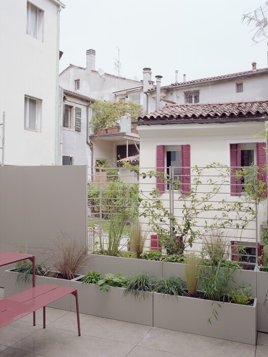Casa ST / vianellogasparin - фотография экстерьера, окна, стол, фасад, двор