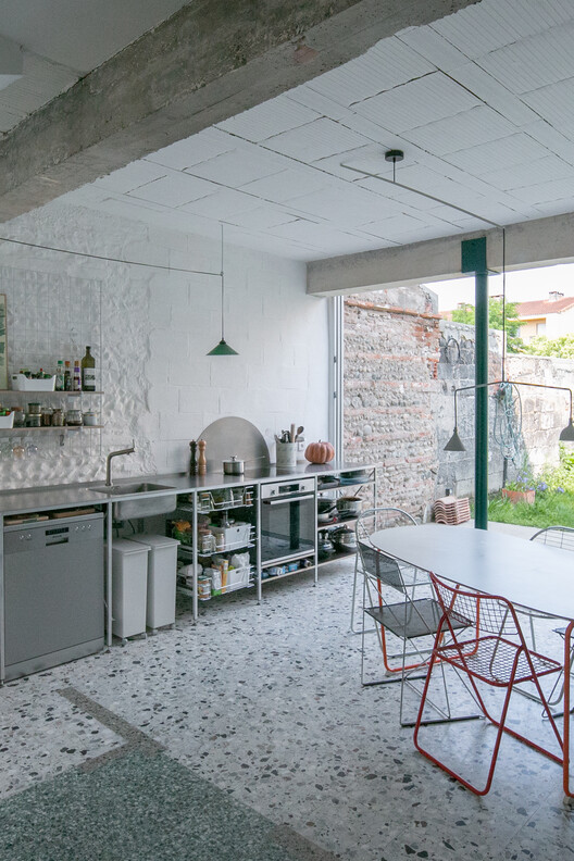 2005_MNB House / Gabrielle Vinson Architecte – Фотография интерьера, кухня, столешница, стол, стул