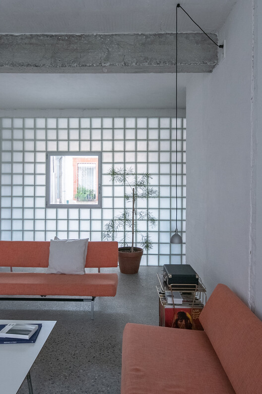 2005_MNB House / Gabrielle Vinson Architecte - Фотография интерьера, гостиная, стол